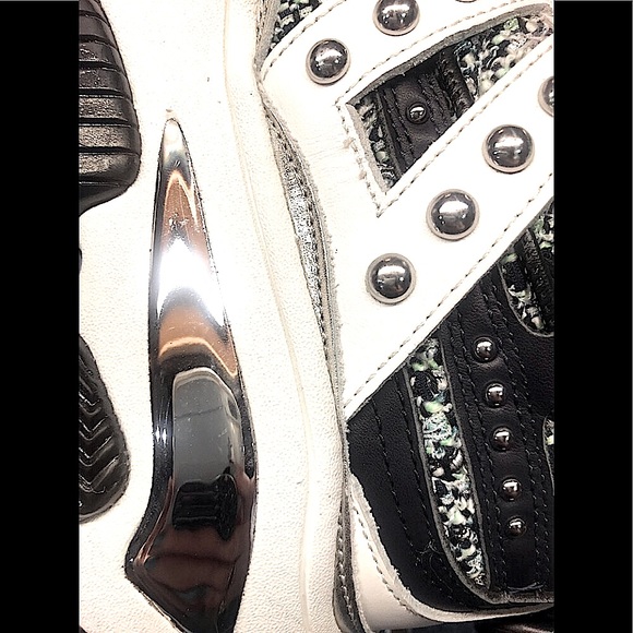 KURT GEIGER LONDON- New Unique Size 6 1/2 Classy Coveted & Popular Gold Monogram - Picture 15 of 16